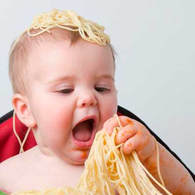 niño comiendo con las manos