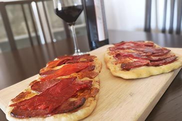 regañaos de longaniza y queso curado